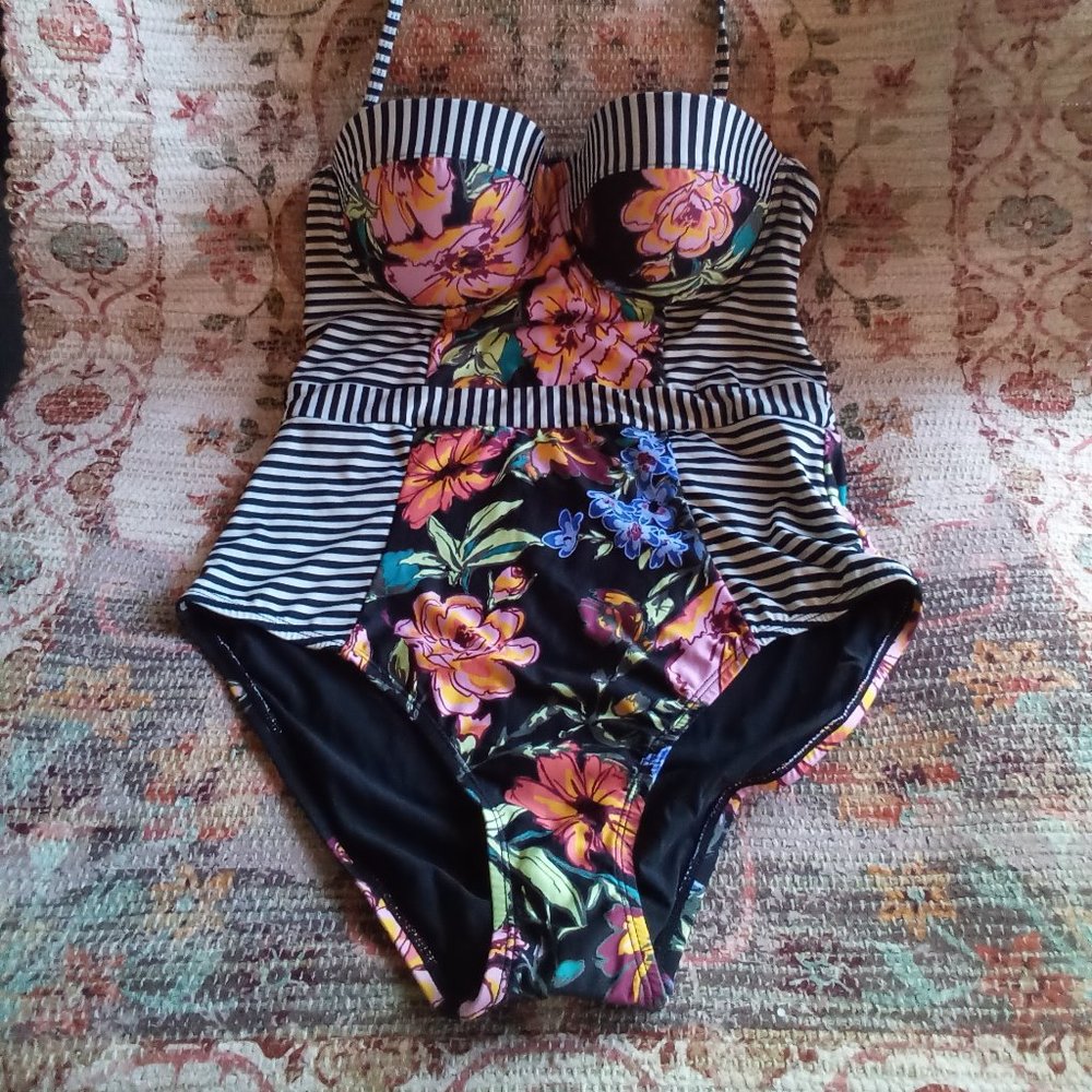 MODCLOTH  VINTAGE - STYLED BATHING SUIT ( Medium)
